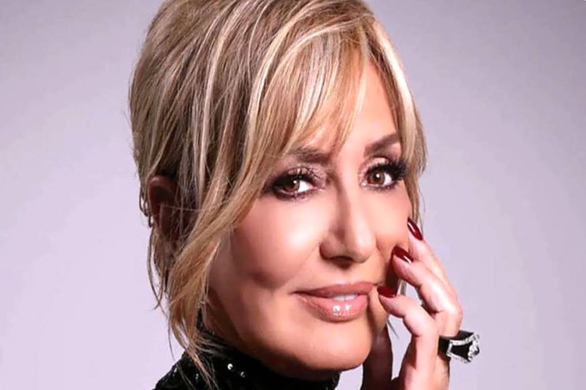 «گوگوش» و همسرش «محمود قربانی» سر میز شام در شب عروسی