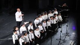 «دور دنیا» در یک بلیت/ ادای احترام به وطن در یک کنسرت/ تالار وحدت ایستاده برای ایران خواند

