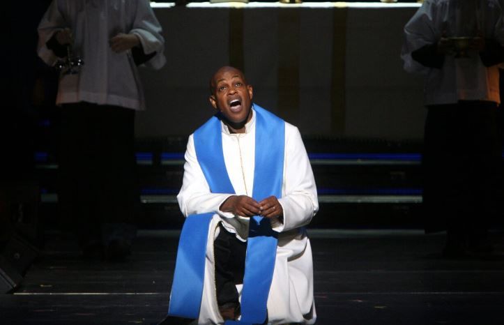 خواننده مشهور با ضربات چاقو در خانه‌اش کشته شد