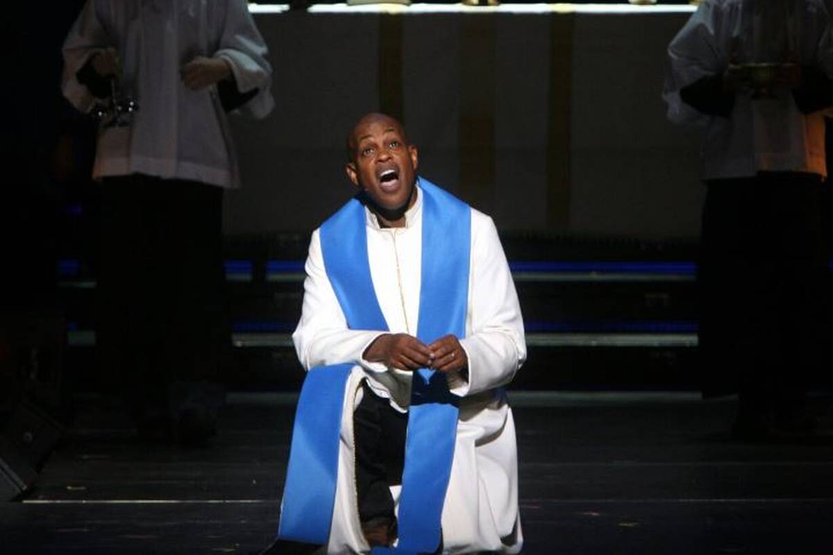 خواننده مشهور با ضربات چاقو در خانه‌اش کشته شد