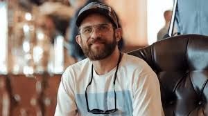 گیتارنوازی مجازی بابک حمیدیان در حین گریم در پشت صحنه سریال