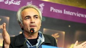 بازیگر تئاتر خواننده یک گروه موسیقی شد