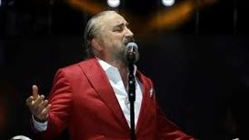 ولکان کوناک خواننده ترکیه‌ای بر اثر سکته قلبی روی صحنه درگذشت