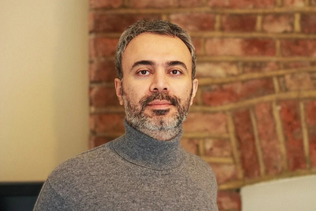 فرزاد فتاحی ترانه‌سرای توهم توطئه داریوش