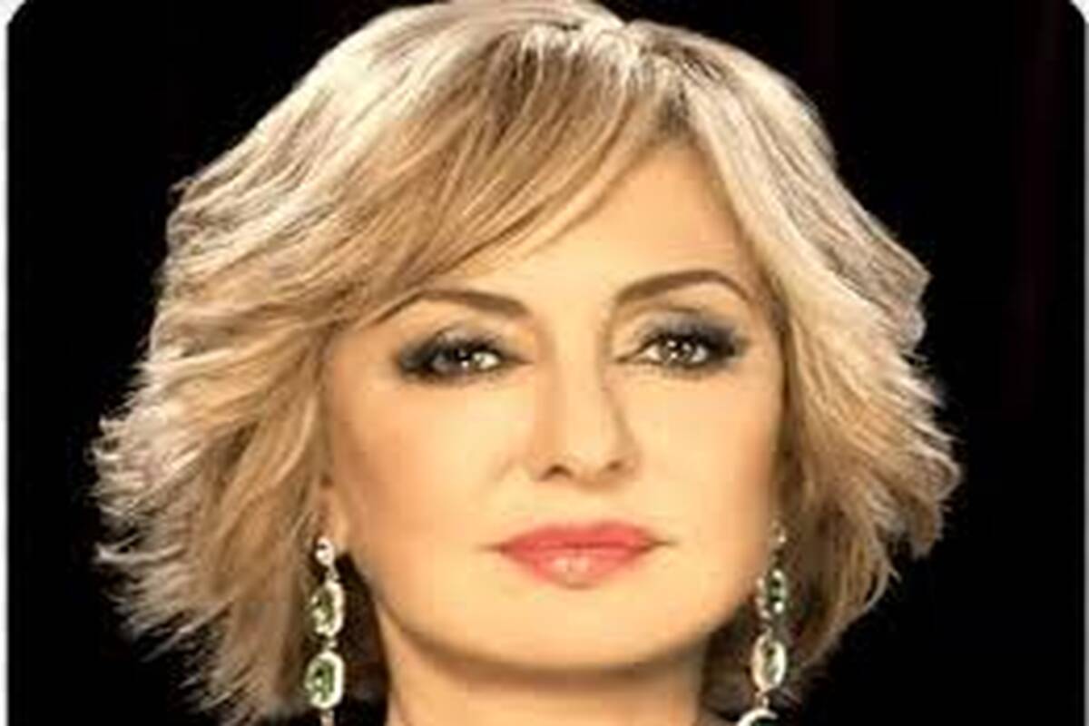 گوگوشِ محجبه در حال اجرا در پاریس در ۲۰ سالگی!