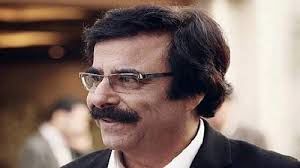 آواز دردناک علیرضا افتخاری در مراسم خاکسپاری مادرش