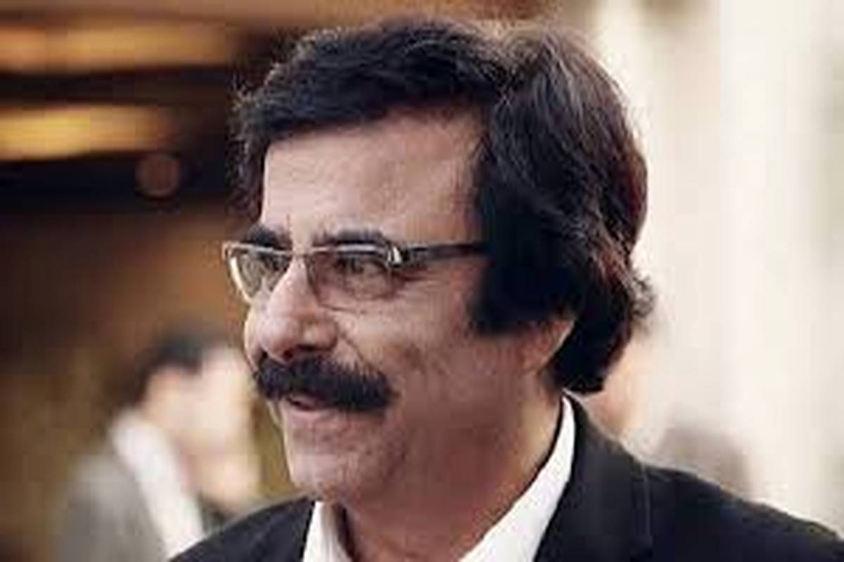 آواز دردناک علیرضا افتخاری در مراسم خاکسپاری مادرش