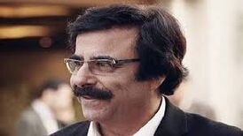 آواز دردناک علیرضا افتخاری در مراسم خاکسپاری مادرش