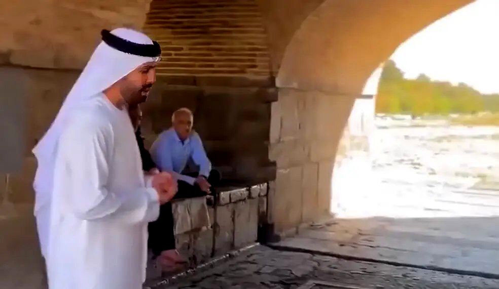 آوازخوانی زیبای یک عرب زبان به فارسی زیر سی و سه پل (ویدئو)

