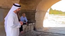 آوازخوانی زیبای یک عرب زبان به فارسی زیر سی و سه پل (ویدئو)
