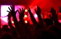 خواننده معروف از زندان آزاد شد / اتهام کنسرت رستورانی با رقص زنان

