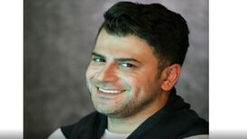 آواز خوانی احساسی روزبه حصاری با آهنگ نوستالژی «مرا ببوس» در برنامه «کارناوال»/ ویدئو