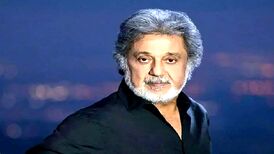 «داریوش اقبالی» بعد اسیدپاشی روی تخت بیمارستان، سال ۵۶