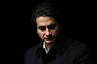 همایون شجریان به سوگ نشست