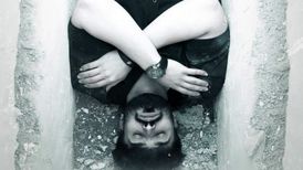 دانلود آهنگ تیر خلاص از علی رستمیان (د بزن تیر خلاصو تو سرم من به مردن راضیم)