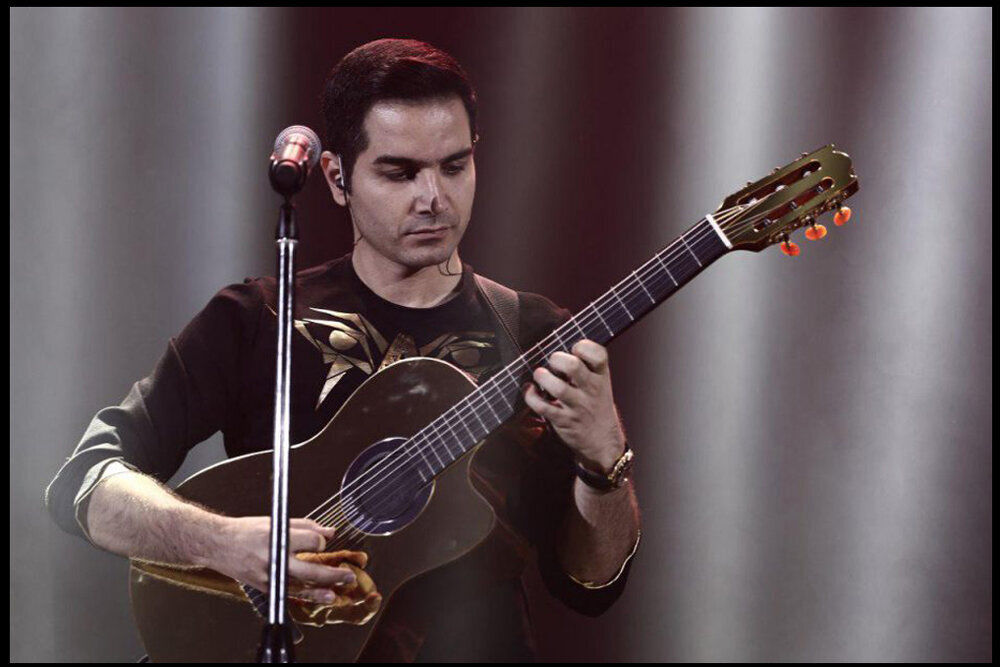 عطسه محسن یگانه وسط اجرای آهنگ در کنسرت!