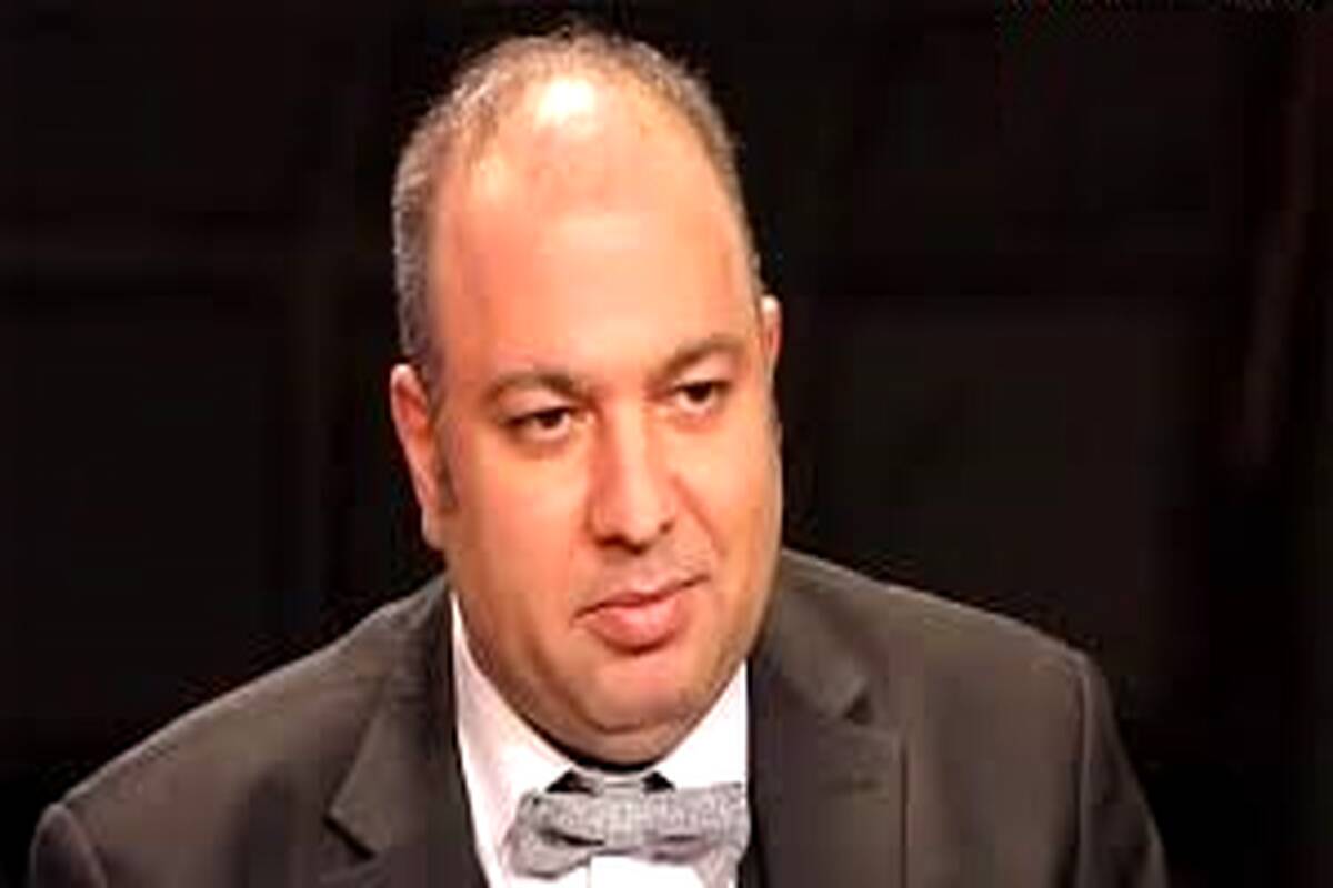 لذت بردن علی اوجی از آهنگ شاد قدیمی در هنگام رانندگی