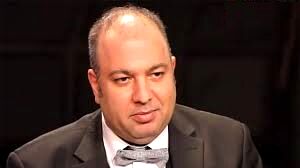 لذت بردن علی اوجی از آهنگ شاد قدیمی در هنگام رانندگی