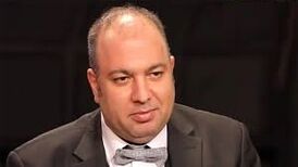 لذت بردن علی اوجی از آهنگ شاد قدیمی در هنگام رانندگی