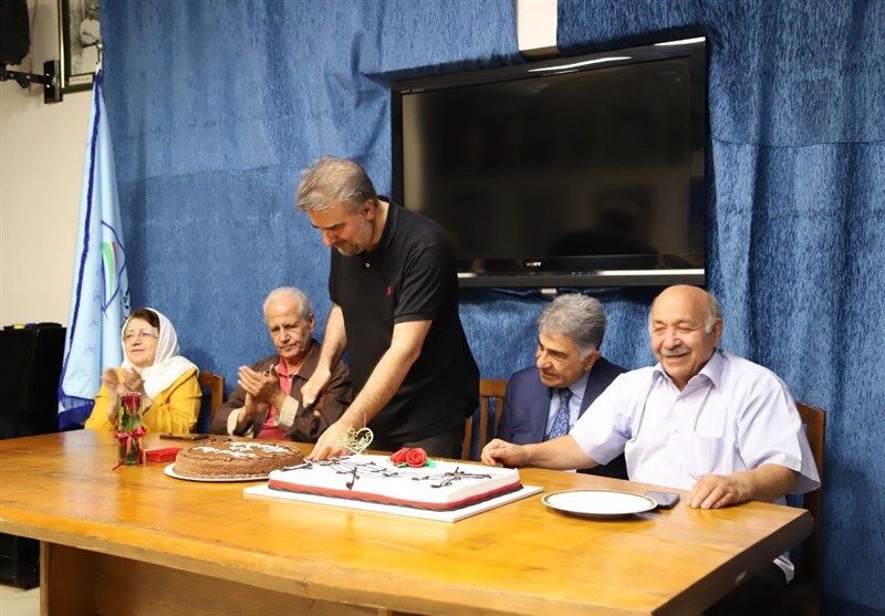 شاگردان نوربخش غافلگیرش کردند
