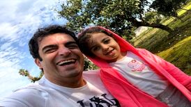 ژست خاص منوچهر هادی و دخترش در تولد ۵۲ سالگیش