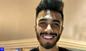 هدیه ویژه هوادار خانم به مهراد جم در حین کنسرت