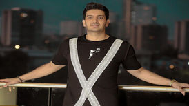 فرزاد فرزین: فکر می‌کردند ادای فریدون فروغی را درمی‌آورم/ الگوی کاری‌ام مایکل جکسون است