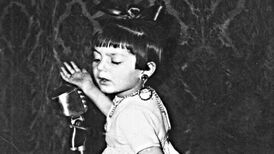 عکس؛ سفر در زمان؛ «گوگوشِ نوجوان و پدرش صابر آتشین» روی صحنه؛ دهه 40