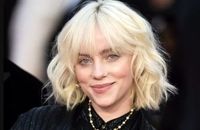 لباس‌های عجیب و غریب بیلی آیلیش در فرودگاه کره
