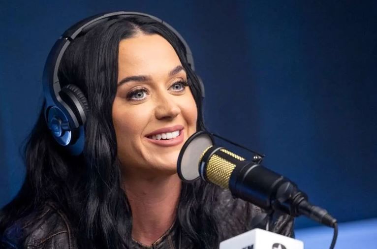 کتی پری و جاستین ترودو در کنار نخست وزیر سابق ژاپن