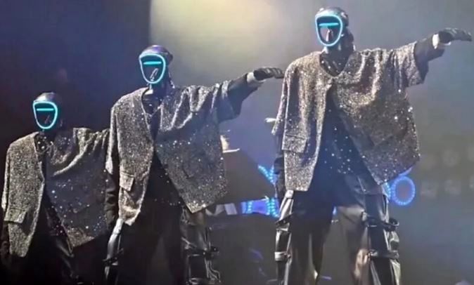 ربات‌های انسان‌نما ستاره صحنه شدند: رقص هماهنگ شش ربات در کنسرت وانگ لیهوم