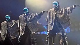 ربات‌های انسان‌نما ستاره صحنه شدند: رقص هماهنگ شش ربات در کنسرت وانگ لیهوم