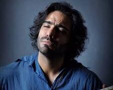 اجرای زنده علی قمصری در میدان آزادی